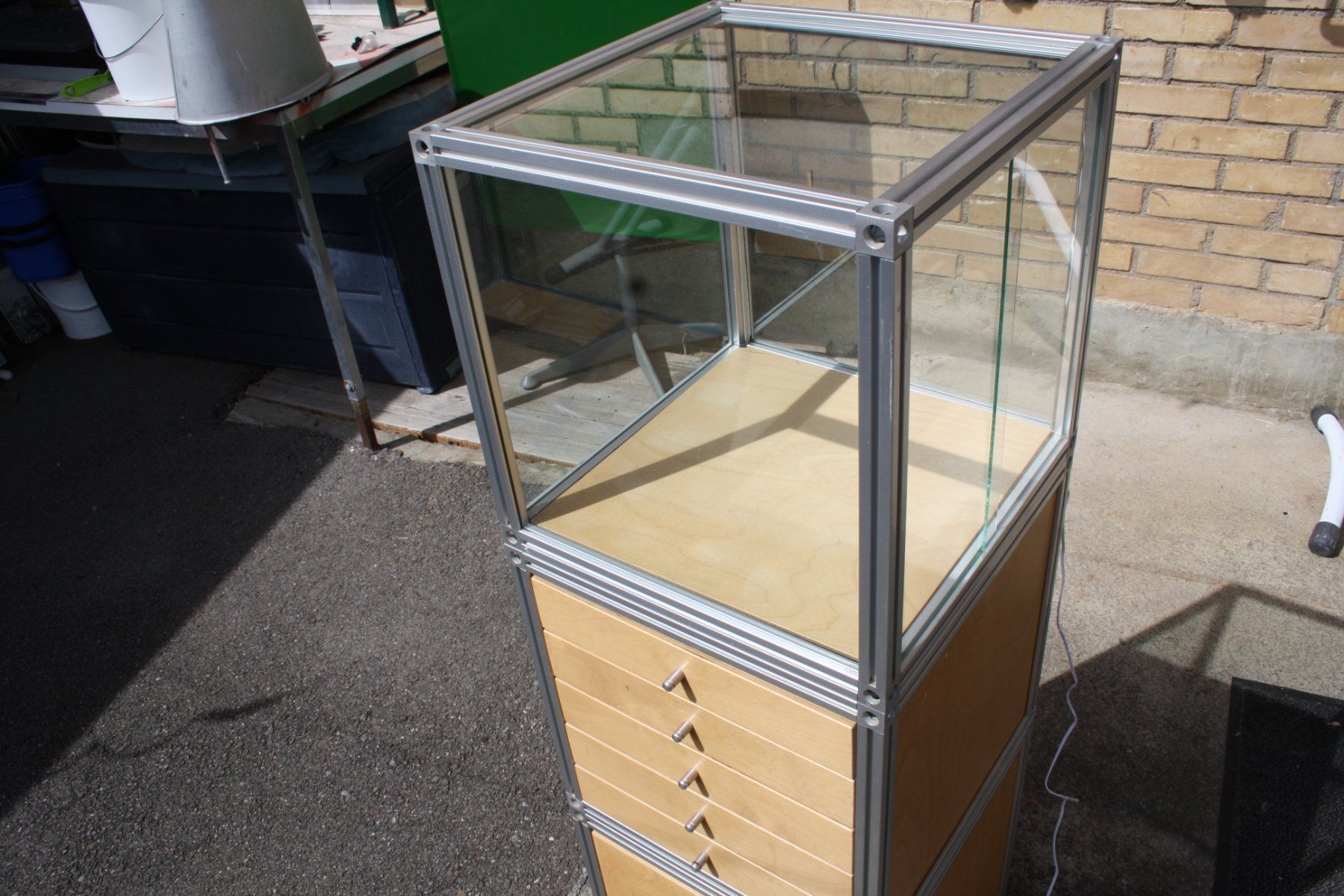 Vitrines: VITRINE MIT BELEUCHTUNG UND SCHUBLADENKORPUS – D'occasion à Wauwil par Pneuedy 3