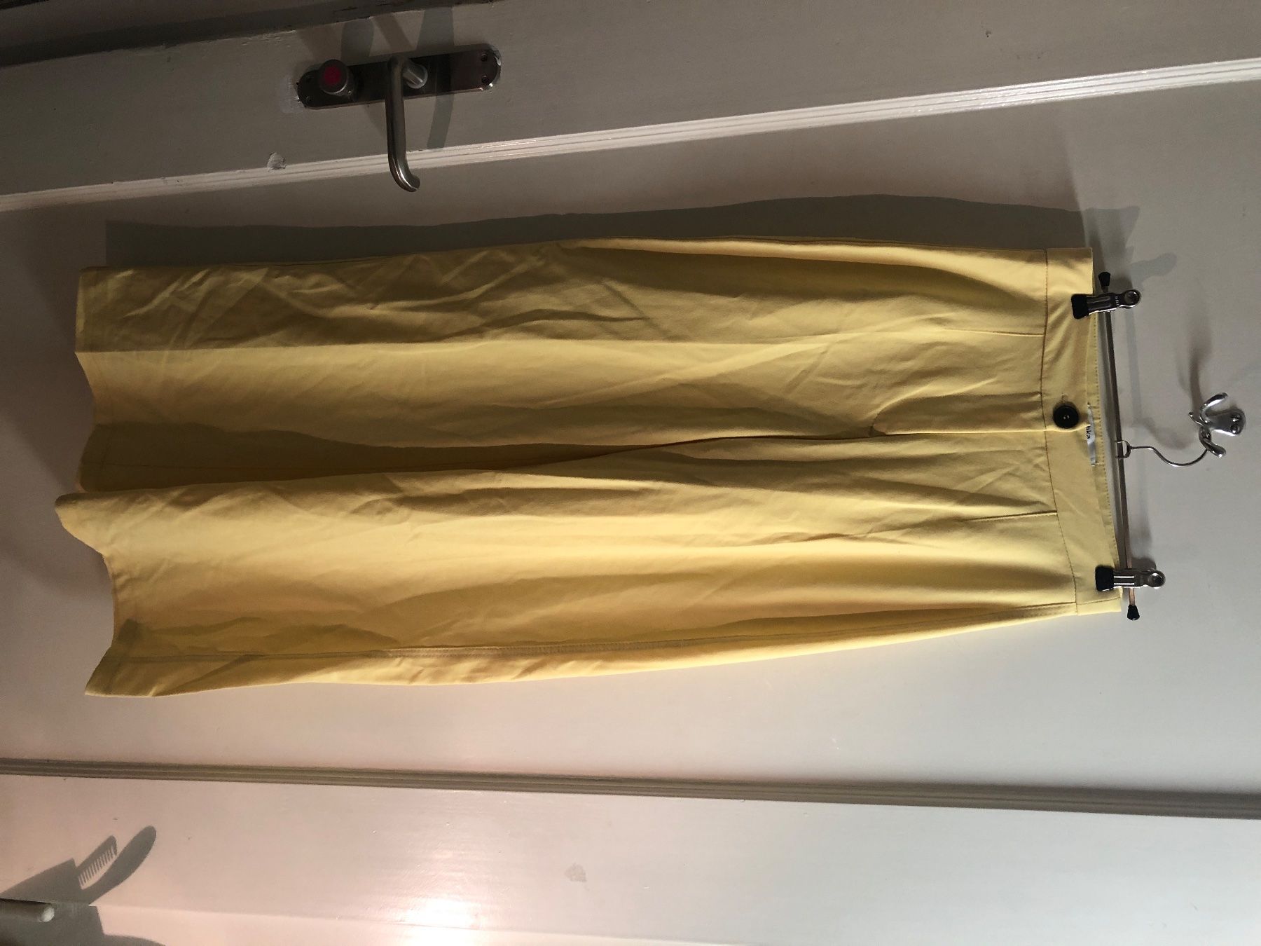 Bershka Pantaloni: Hellgelbe Schlaghose // Bershka // 36 – Usato da Zürich venduto da aurelia_nater 2