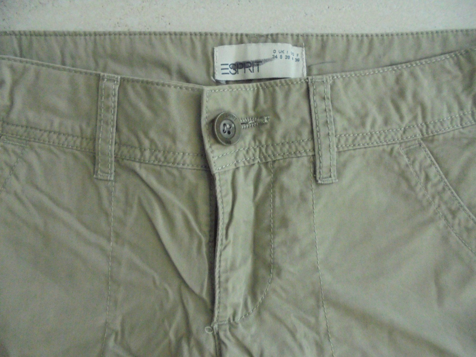 Esprit Pantaloni: ESPRIT SHORTS GR.34 – Usato da Rotkreuz venduto da Samballi 1