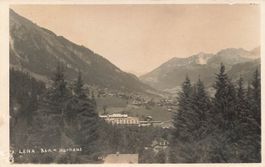 Lenk im Simmental (BE) – Panorama mit Kurhaus und Bad