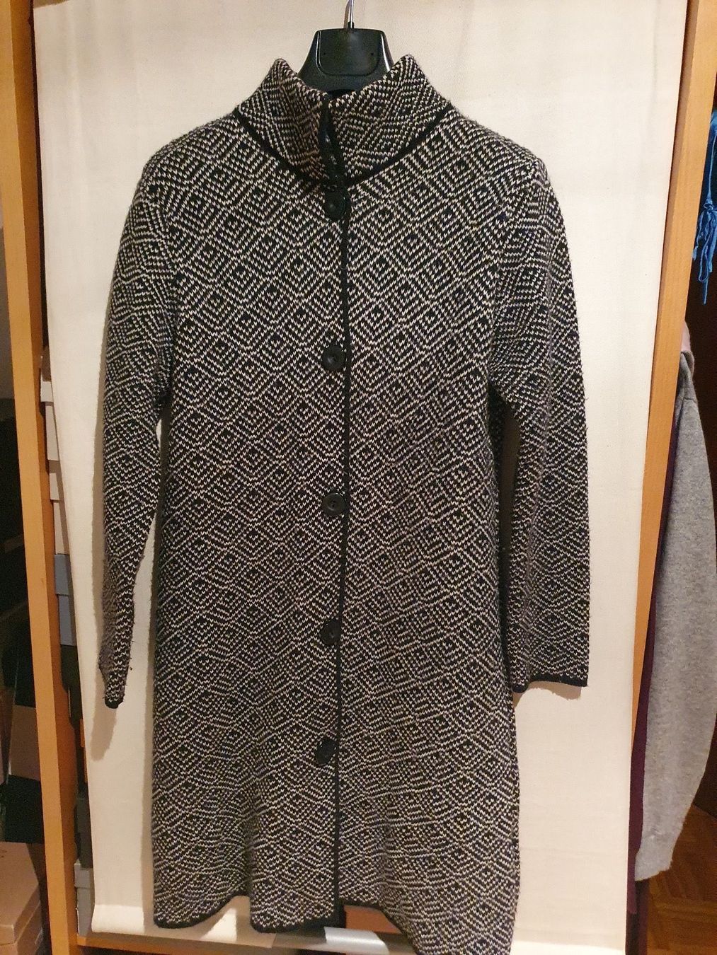 Cappotti: Cappottino in maglia bianco e nero – Usato da Davesco-Soragno venduto da dvf_7h6d