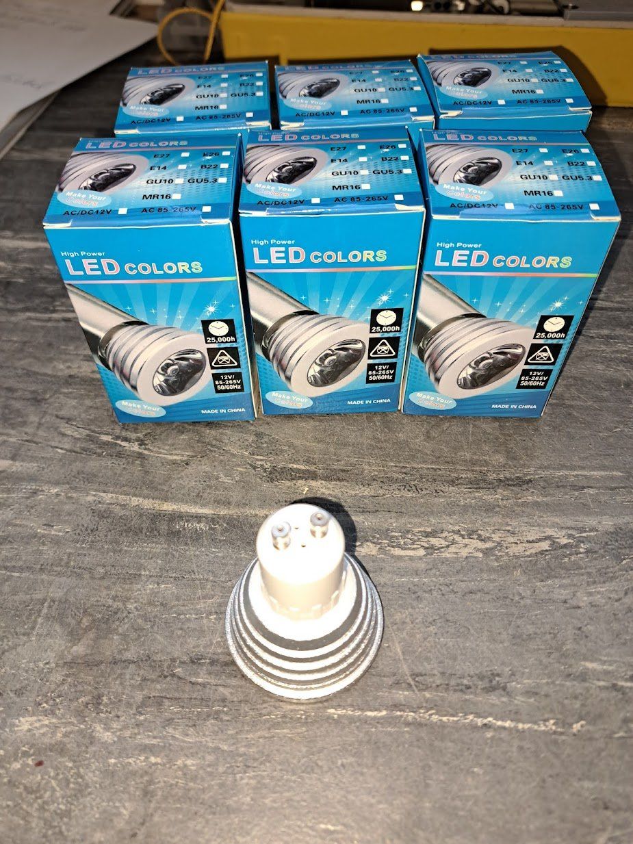 Lampes: LED COLORS Lampe GU10 – Neuf (Voir description) à Sargans par Bomp 1