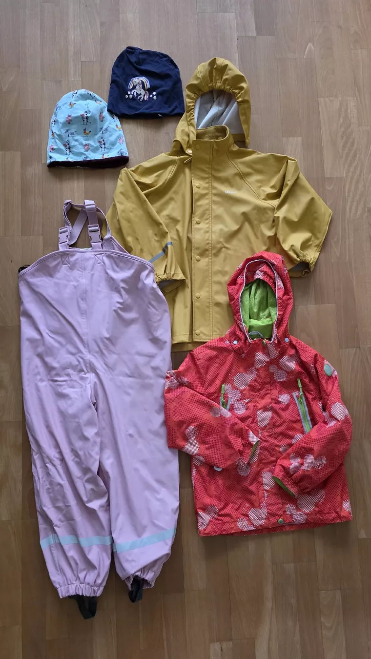 Lotti & Set di vestiti: Regenset 122/128 & 2 Mützen – Usato da Wettingen venduto da broetli01