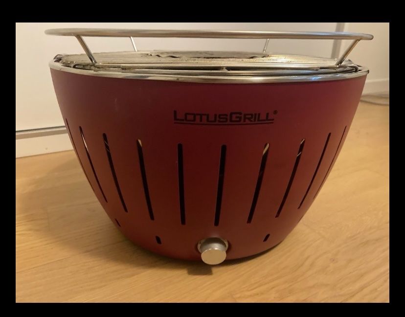 Griglie: Lotus Grill Holzkohlegrill rot mit Tragetasche  – Usato da Wald ZH venduto da Seller_8 1