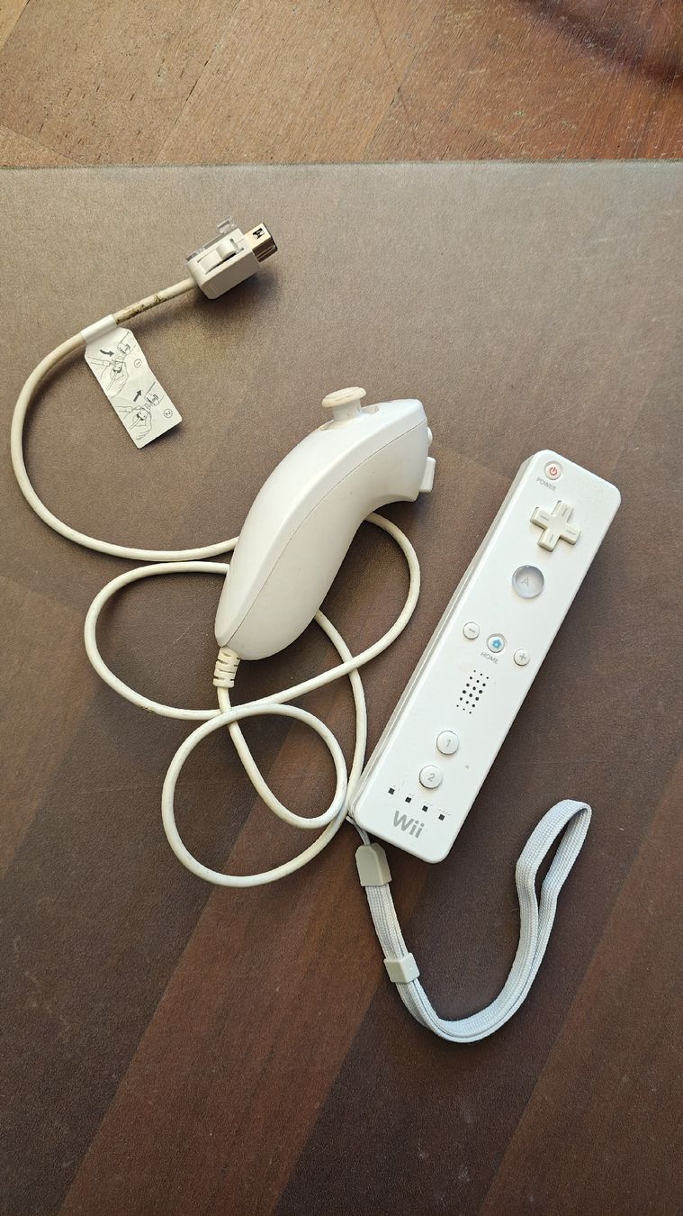 Nintendo Controller: Nintendo Wii Nunchuk + Controller weiss – Gebraucht aus Montagnola von mattbert86