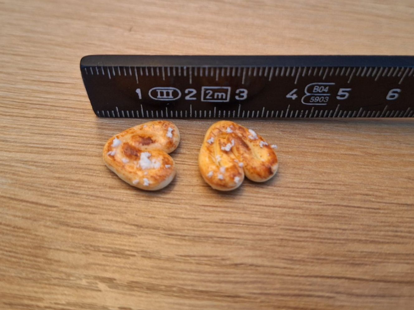 Case e mobili per bambole: Handmade Herzbrötchen mit Hagelzucker – Nuovo (secondo la descrizione) da Zürich venduto da HandmadeTinyFood 1