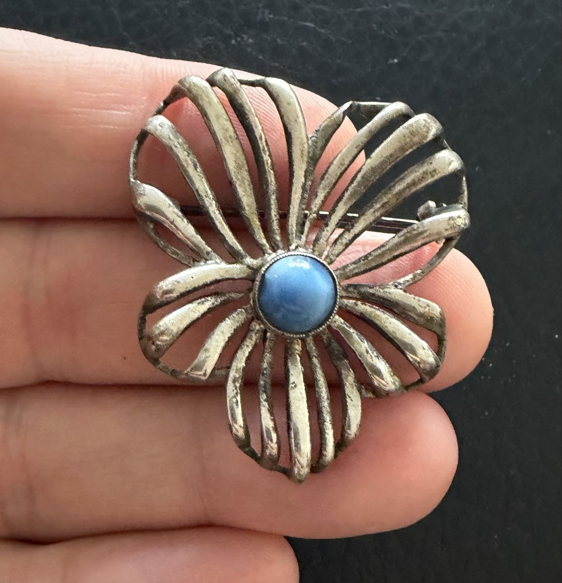 Spille & Fermagli: Vintage 835 Silber Blumenbrosche mit blauem Cabochon – Usato da Binningen venduto da Cchatz 2