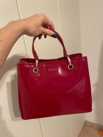 Vendo borsa rossa in vernice (portabile a mano e a tracolla)