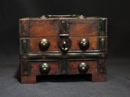 Vintage Schatz Truhe aus Holz, mit Metallbeschlägen