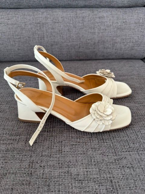 Bobbies Scarpe da donna: Bobbies Sandalen Gr 41 – Usato da Chéserex venduto da Peva235
