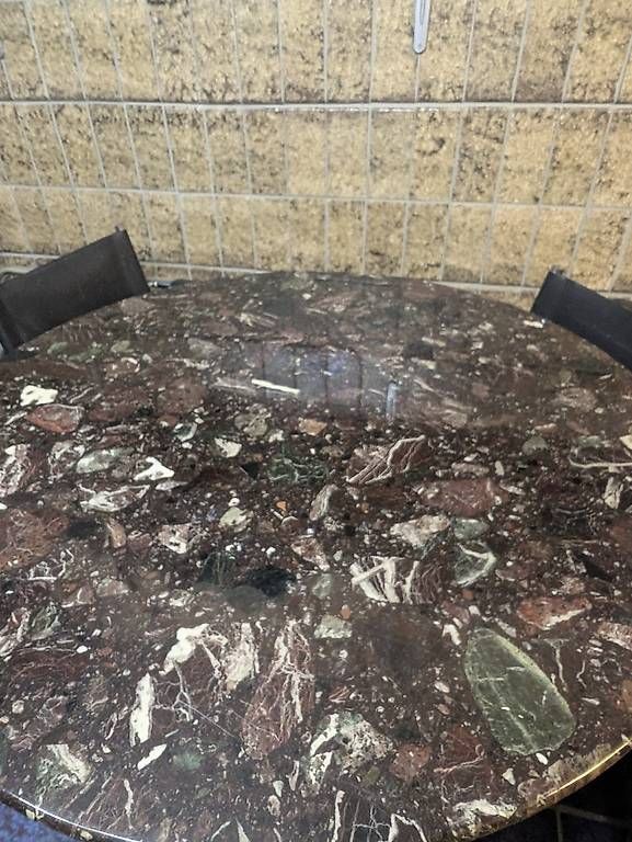 Tavoli: Runder Naturstein / Marmortisch – Usato da Bänk (Dägerlen) venduto da Greentea232
