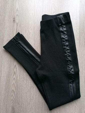 Schwarze Stoffhose mit Lederimitat Streifen Gr. S