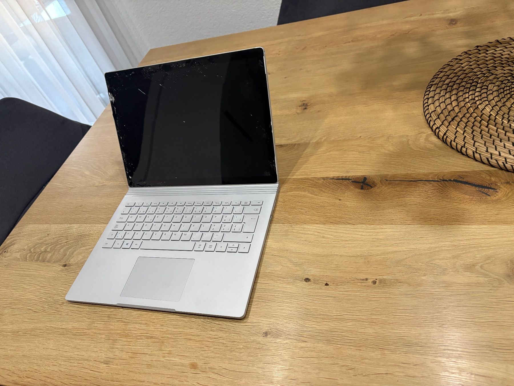 Microsoft Portables: Microsoft Surface Book / Model: 1703 – Défectueux à Lausen par sen_jm7c