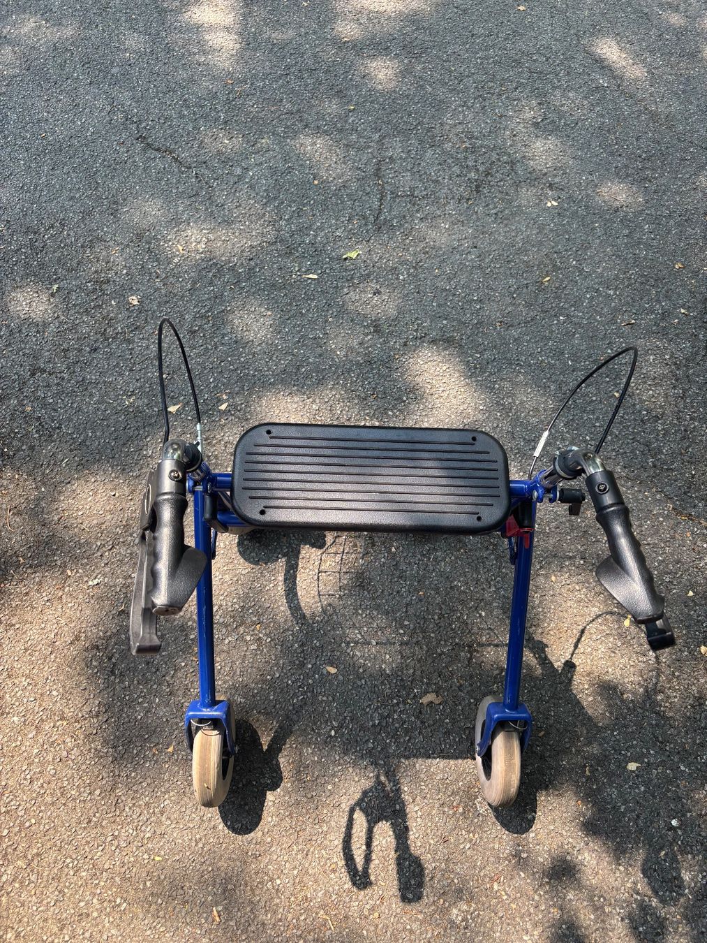 Gehhilfen: Rollator / Déambulateur 4 roues bleu avec siège – Gebraucht aus Genève von ele_bf9g 2