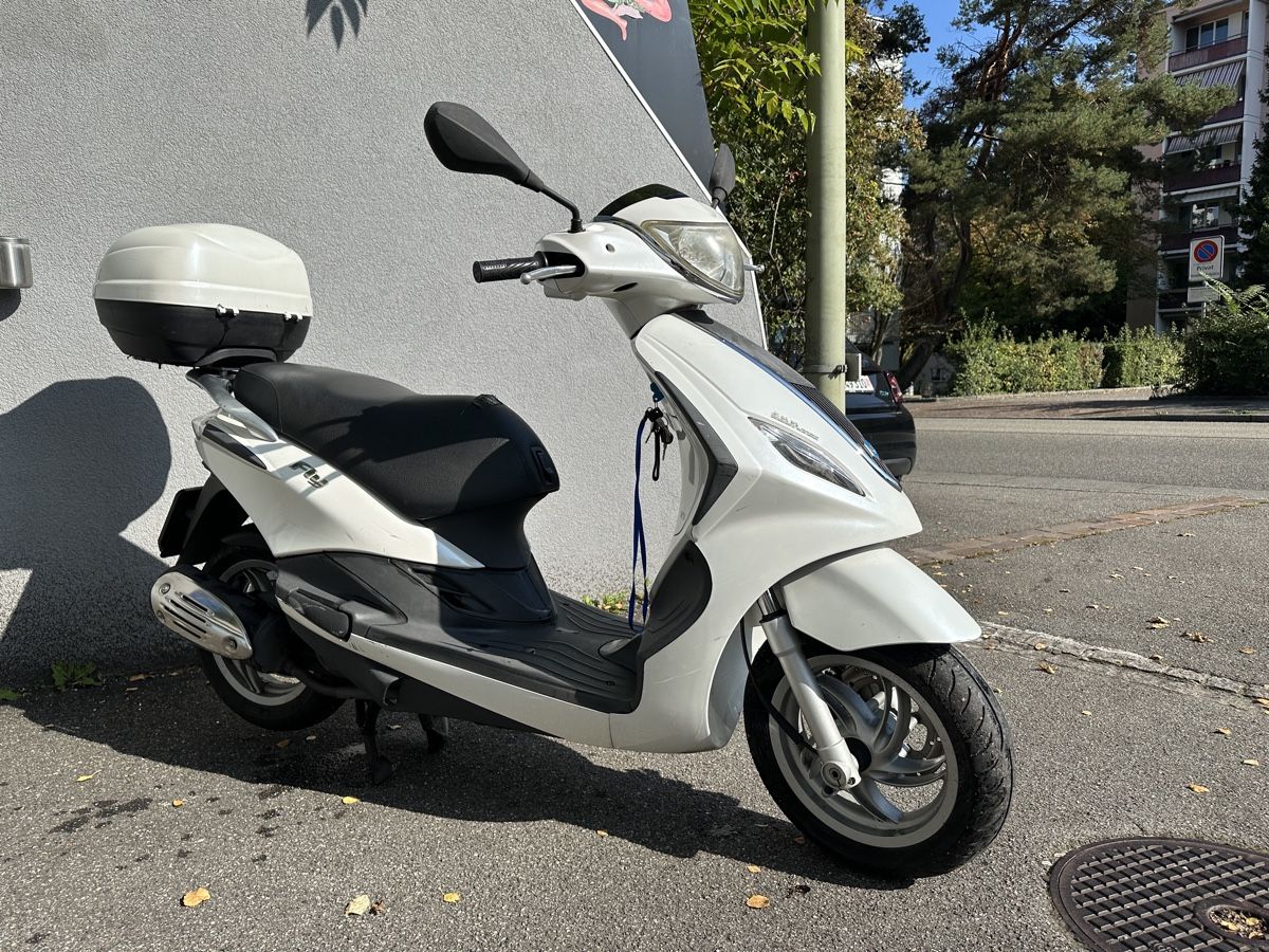 Piaggio Scooter: Piaggio Roller Fly 125cc weiss mit Topcase gebraucht – Usato da Binningen venduto da pmo_66z8 8