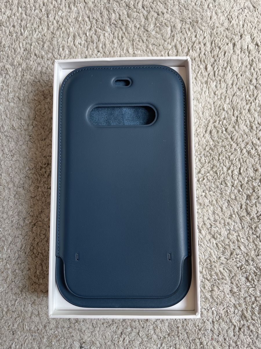 Apple Cover & Protezioni schermo: iPhone 12 / 12 Pro Leather Sleeve with MagSafe - Blue – Nuovo (secondo la descrizione) da St.Gallen venduto da 30books 1