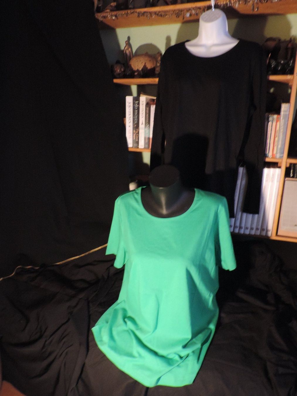 Lotti di vestiti: 2 t-shirt noir et vert – Usato da Genève venduto da Axelle333 2
