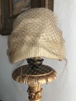 Chapeau doré dame d’époque