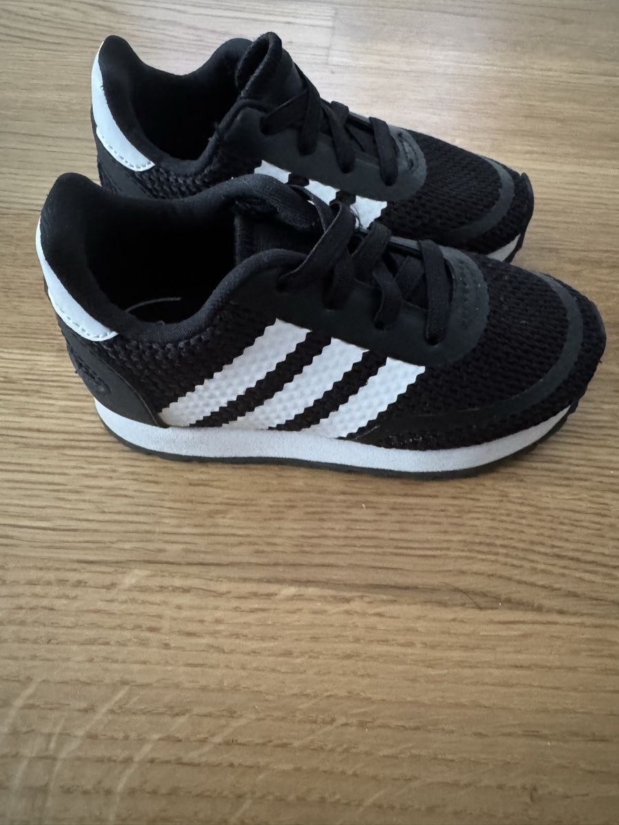 Adidas Scarpe per ragazzi: Baskets Adidas noires et blanches taille 23,5 – Nuovo (secondo la descrizione) da La Chaux-de-Fonds venduto da kel_9khc