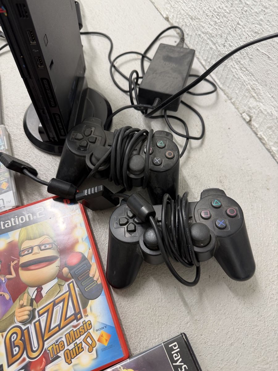 Sony Console: Sony PlayStation 2 Konsole Slim mit Buzz Controller Set – Usato da Zürich venduto da Privat_13 2