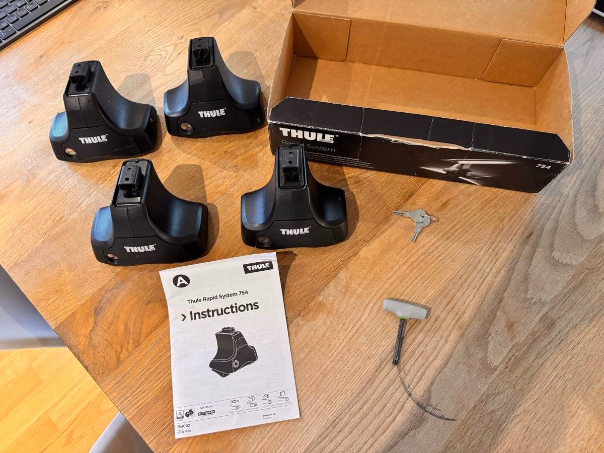 Thule Portapacchi: Lot de 4 pieds Thule Rapid System 754 avec instructions – Usato da Céligny venduto da hem_5fch 1
