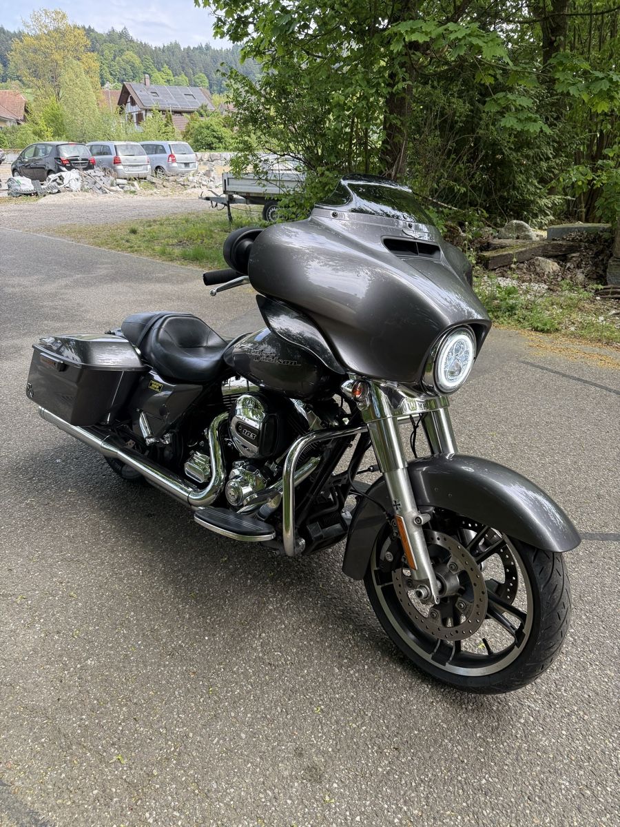 Chopper: Harley Davidson Street Glide FLHX – Usato da Auswil venduto da sportritchi