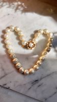 Collana perle artificiali con chiusura floreale dorata