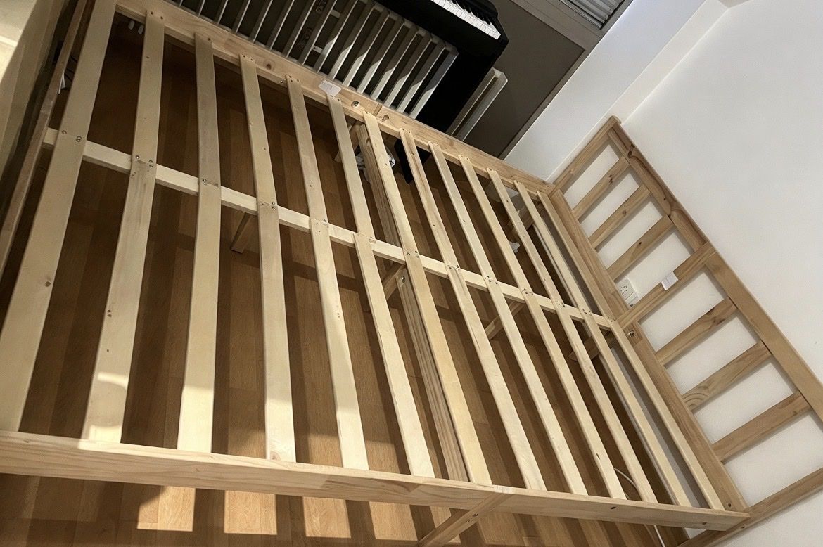 Letti: Bed Frame with Slatted Base 160x200 – Usato da Zürich venduto da Globuzzz