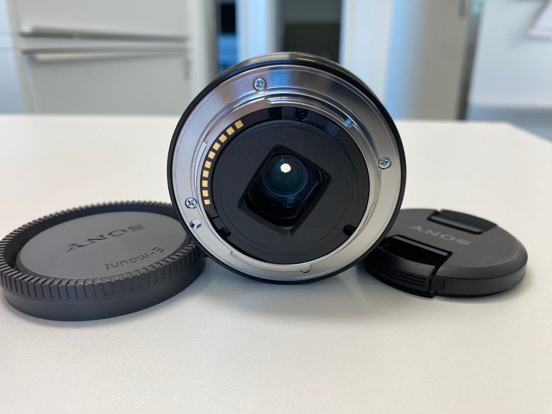 Sony Obiettivi: Sony E APS-C SEL20F28 20mm f/2.8 E-Mount-Objektiv Pancake – Nuovo (secondo la descrizione) da Zürich venduto da rpnagel 1