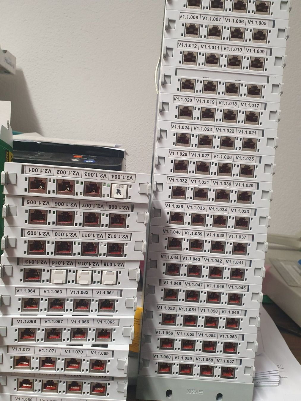 Racks & Cavalletti: Anschlussmodulträger Global Patchpanel R&M R+M R35402 Cat6a – Usato da Zürich venduto da eymen20
