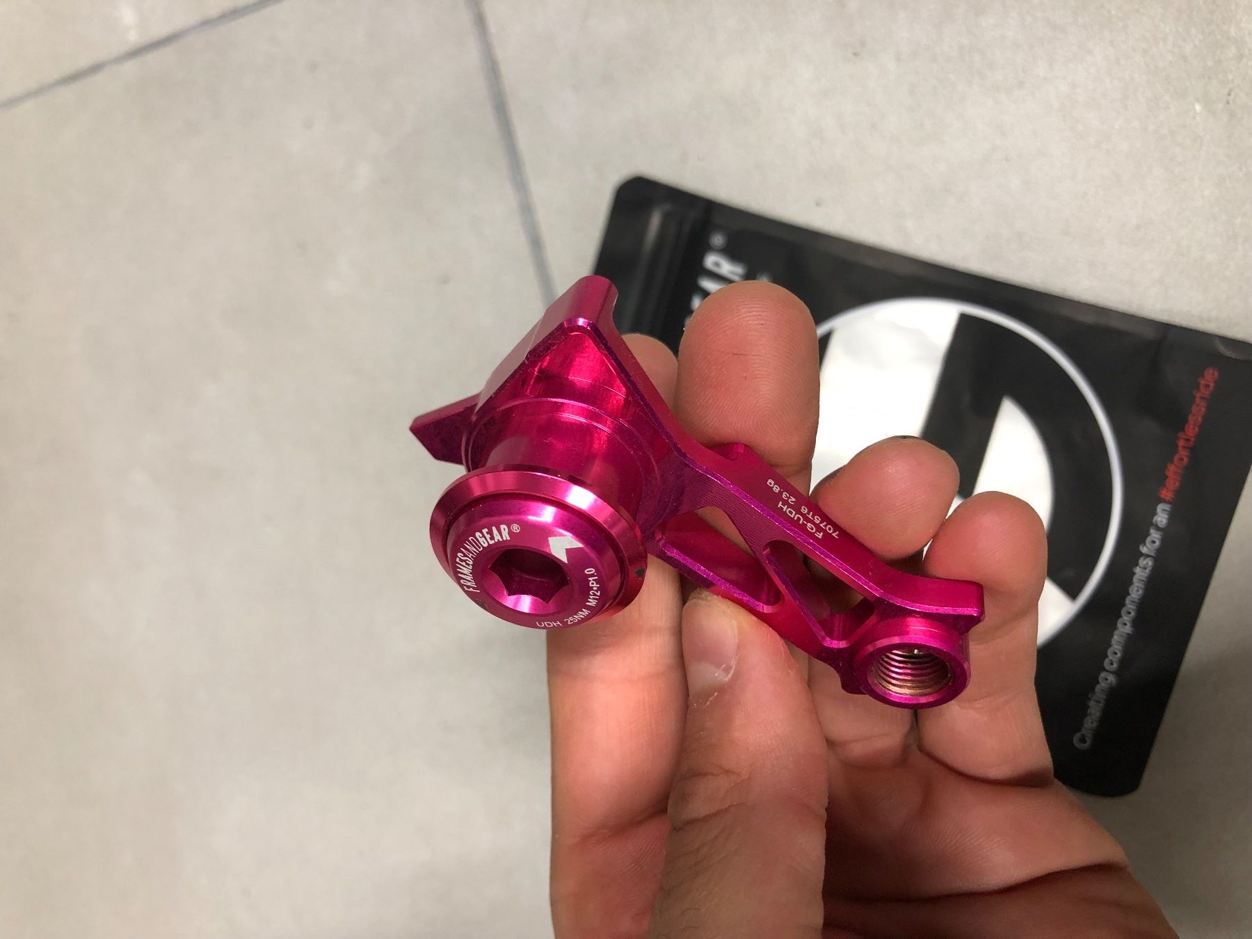 Shimano Pezzi di ricambio: Frames&Gear direct mount UDH pink – Nuovo e nell'imballaggio originale da Einsiedeln venduto da Bikegeek