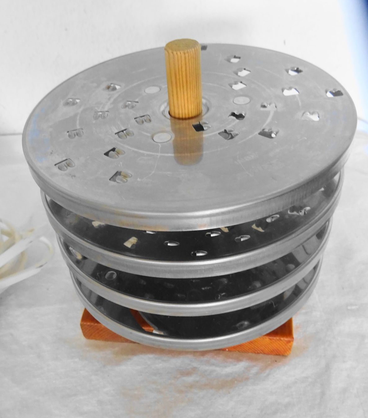 Zyliss Elettrodomestici da cucina: ZYLISS Elektro Scheibenraffel mit 4 Scheibenraffeln – Usato da Zürich venduto da Connie8 1