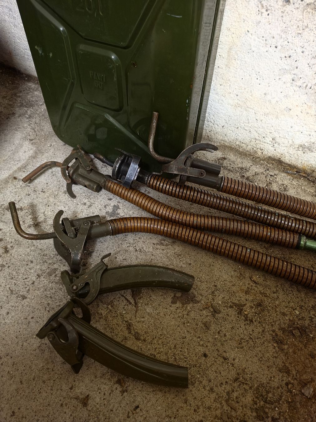Schweizer Armee Benzinkanister: 20L Benzinkanister mit Einfüllsystem. Komplett mit Schläuche – Gebraucht aus Ittigen von ste_xt8v 1
