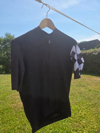 Assos Aero Radtrikot schwarz – schneller Look
