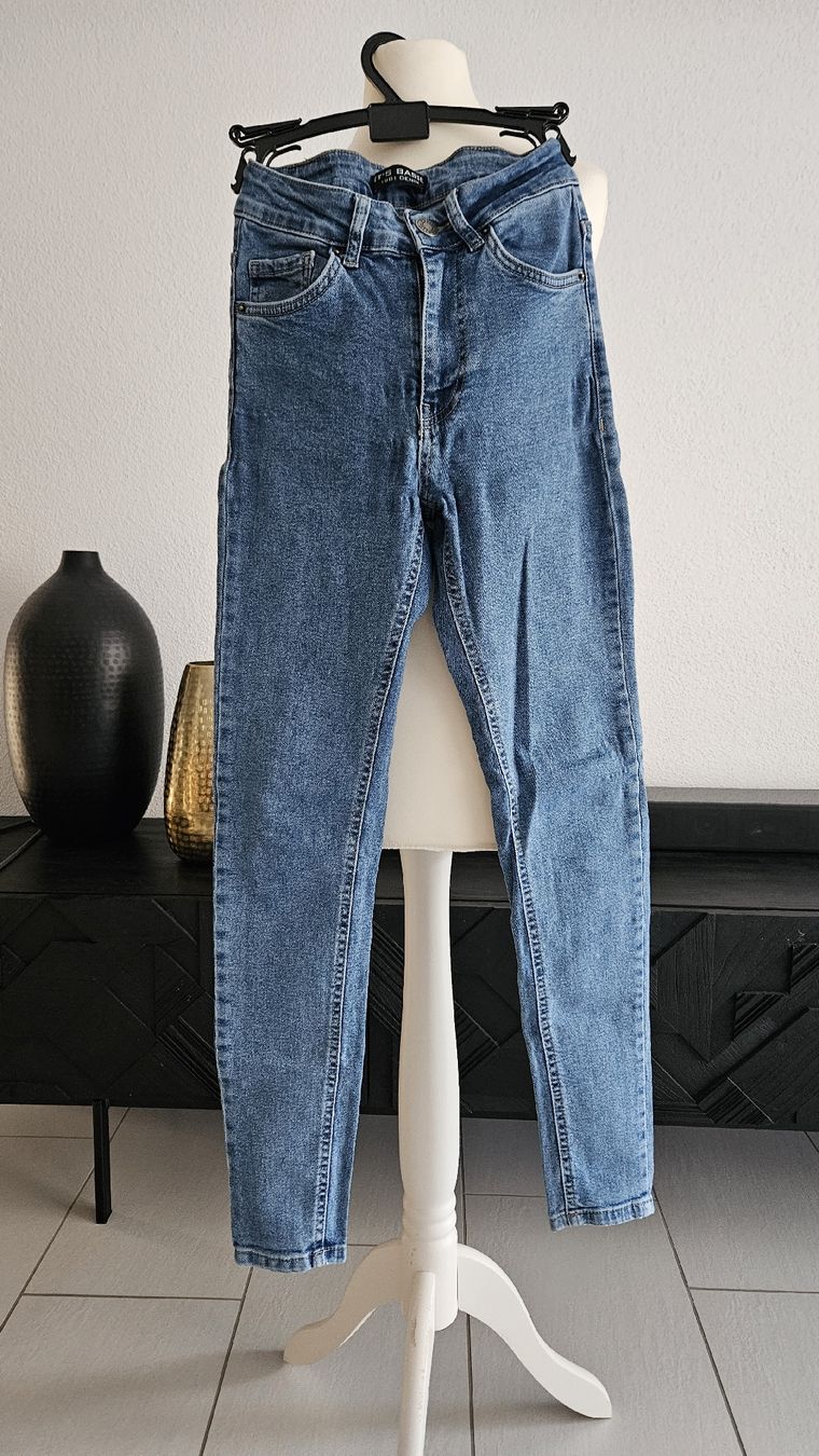 Jeans: Stylische Damenjeans Gr. 26 – Gebraucht aus Bülach von Recherchieren