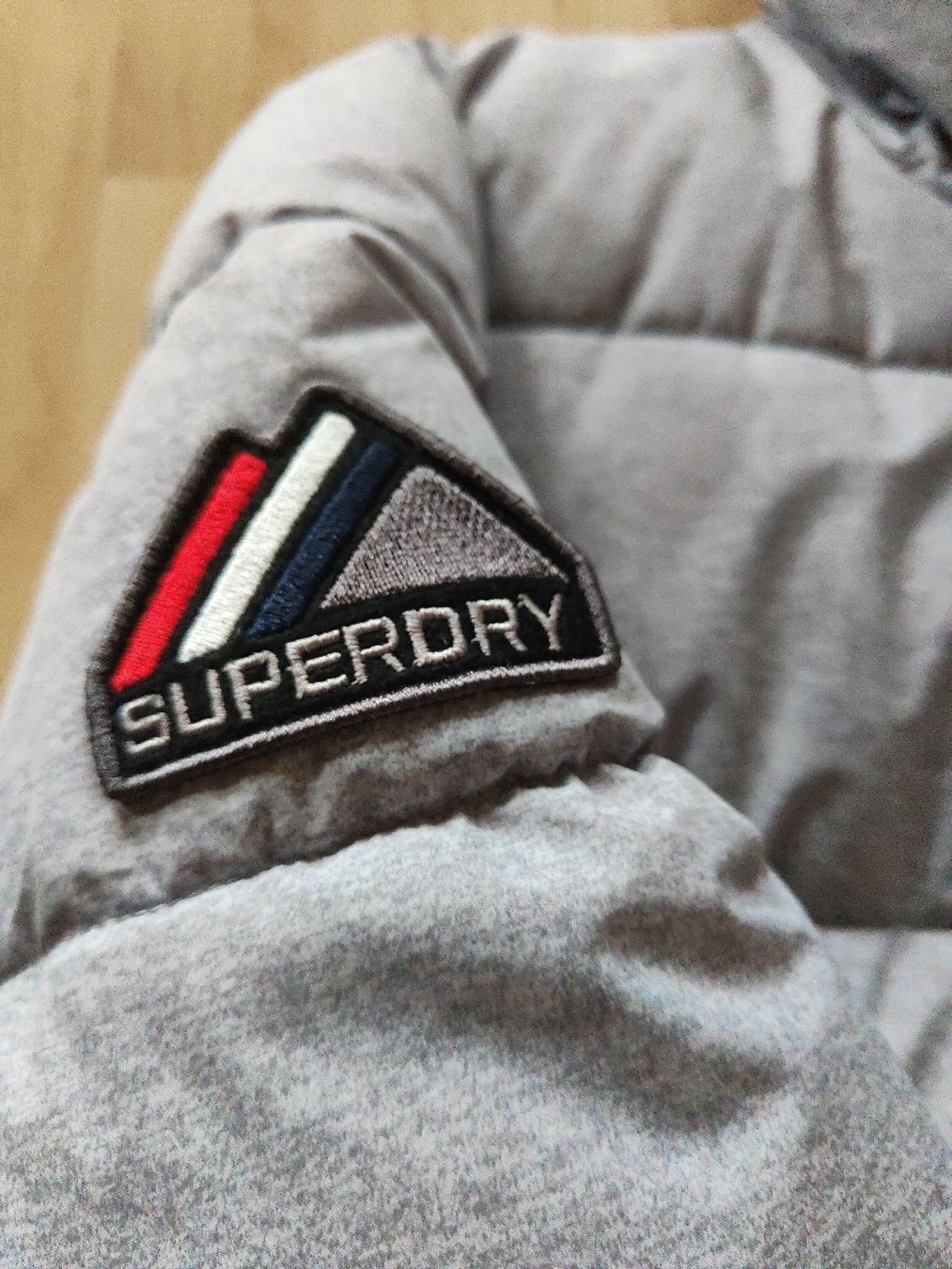 Superdry Giacche: Winterjacke Superdry, grau, Grösse S – Nuovo (secondo la descrizione) da Unterägeri venduto da Meikelbein 2