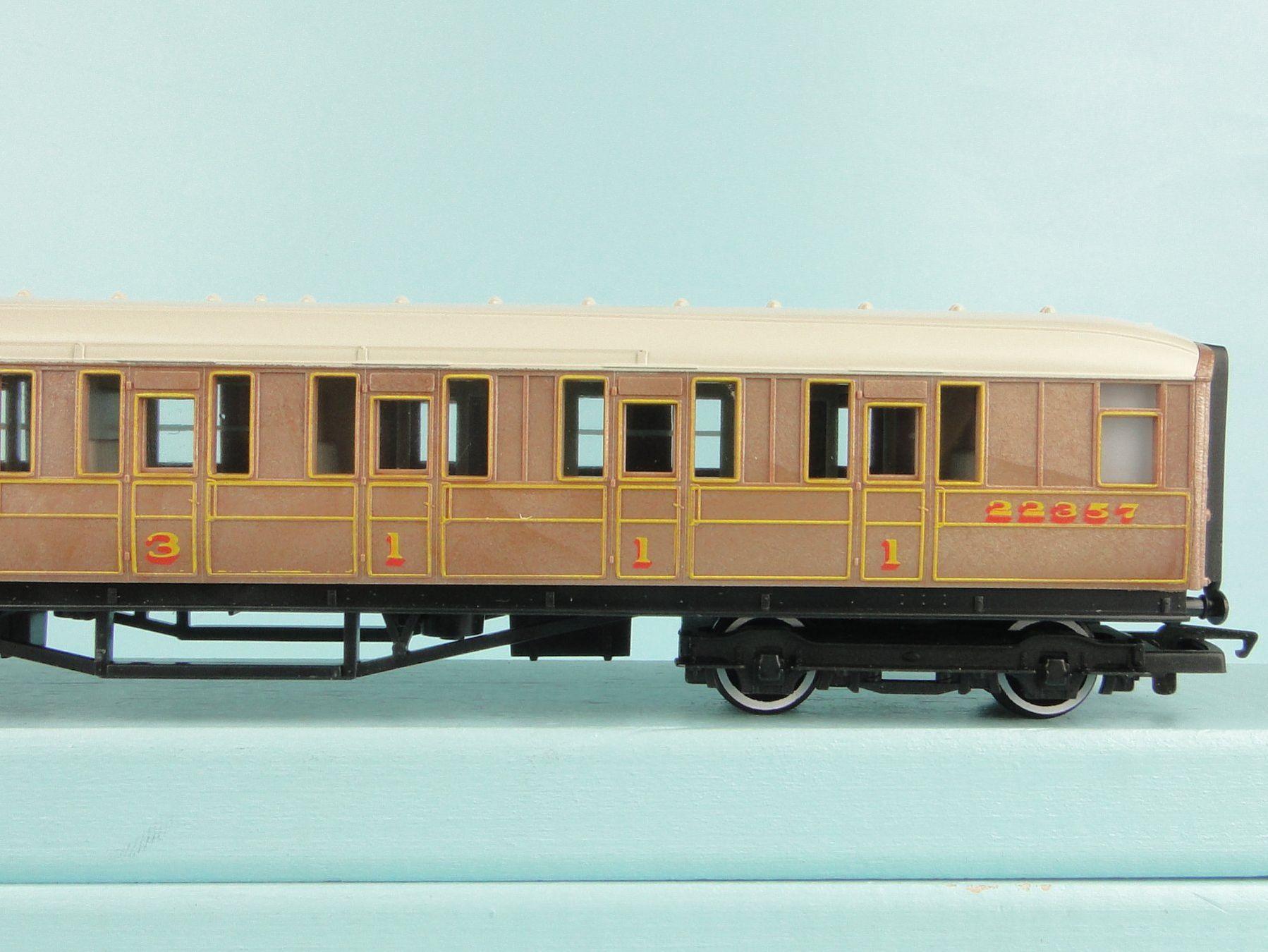 Hornby Modellini di ferrovie: Hornby R 477 LNER Coach – Usato da Bülach venduto da cann11 3
