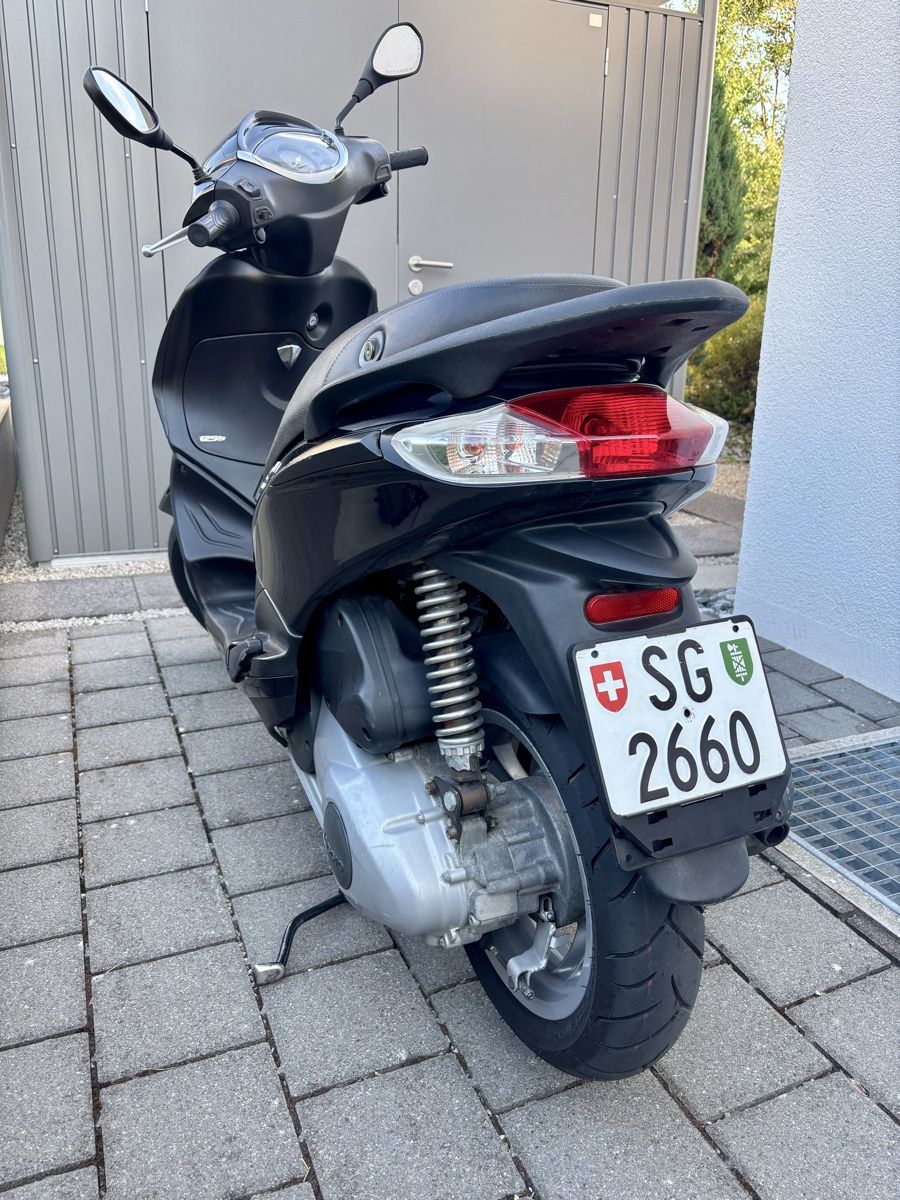 Piaggio Scooter: Piaggio Fly 125 Schwarz 15000km gebraucht – Usato da Ulisbach venduto da gfalafao 1