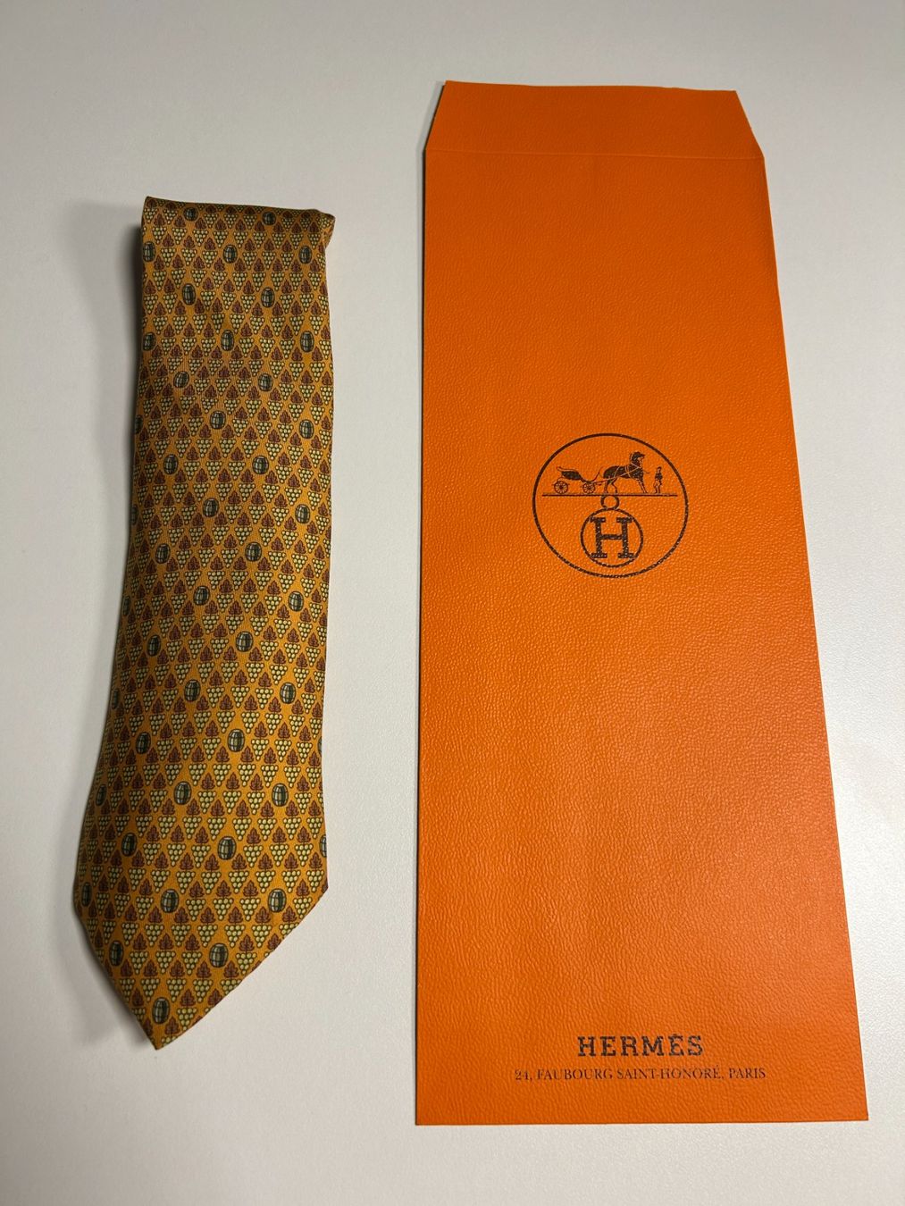 Hermès Cravatte: Hermès Trauben Krawatte – Nuovo (secondo la descrizione) da Bern venduto da kurtikobolt74