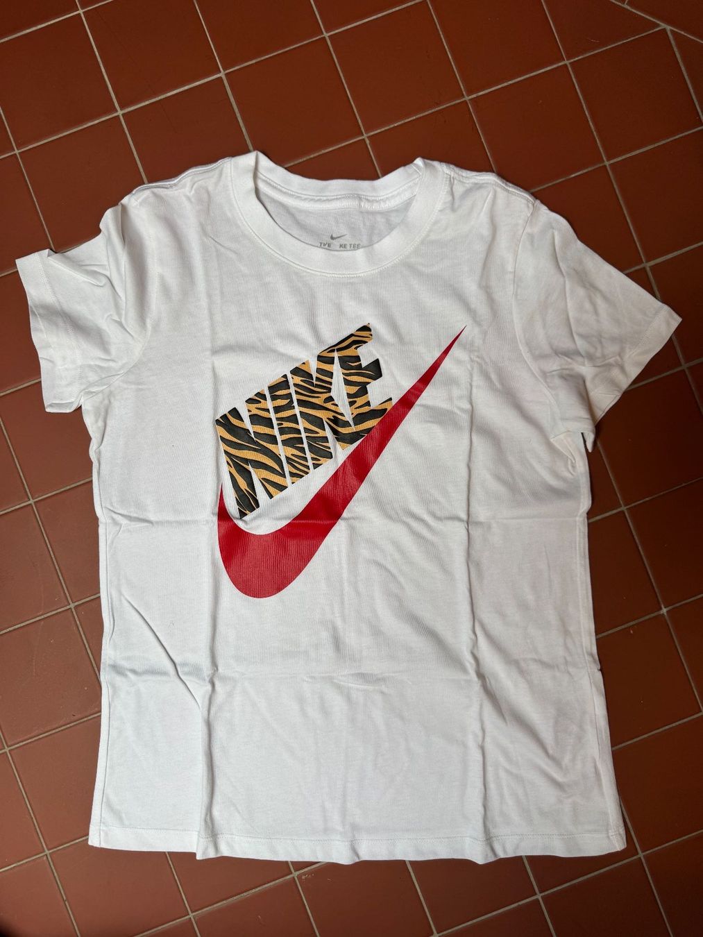 Nike T-Shirts: T-shirt Nike – Neu (gemäss Beschreibung) aus Blonay von Celuna