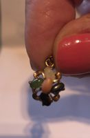pendentif doré et diverses pierres