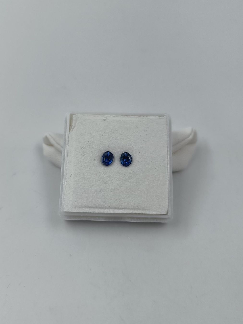 Edelsteine: 2 BLAUE OVALE SAPHIRE 0.96 CT. – Gebraucht aus Luzern von EdiGem