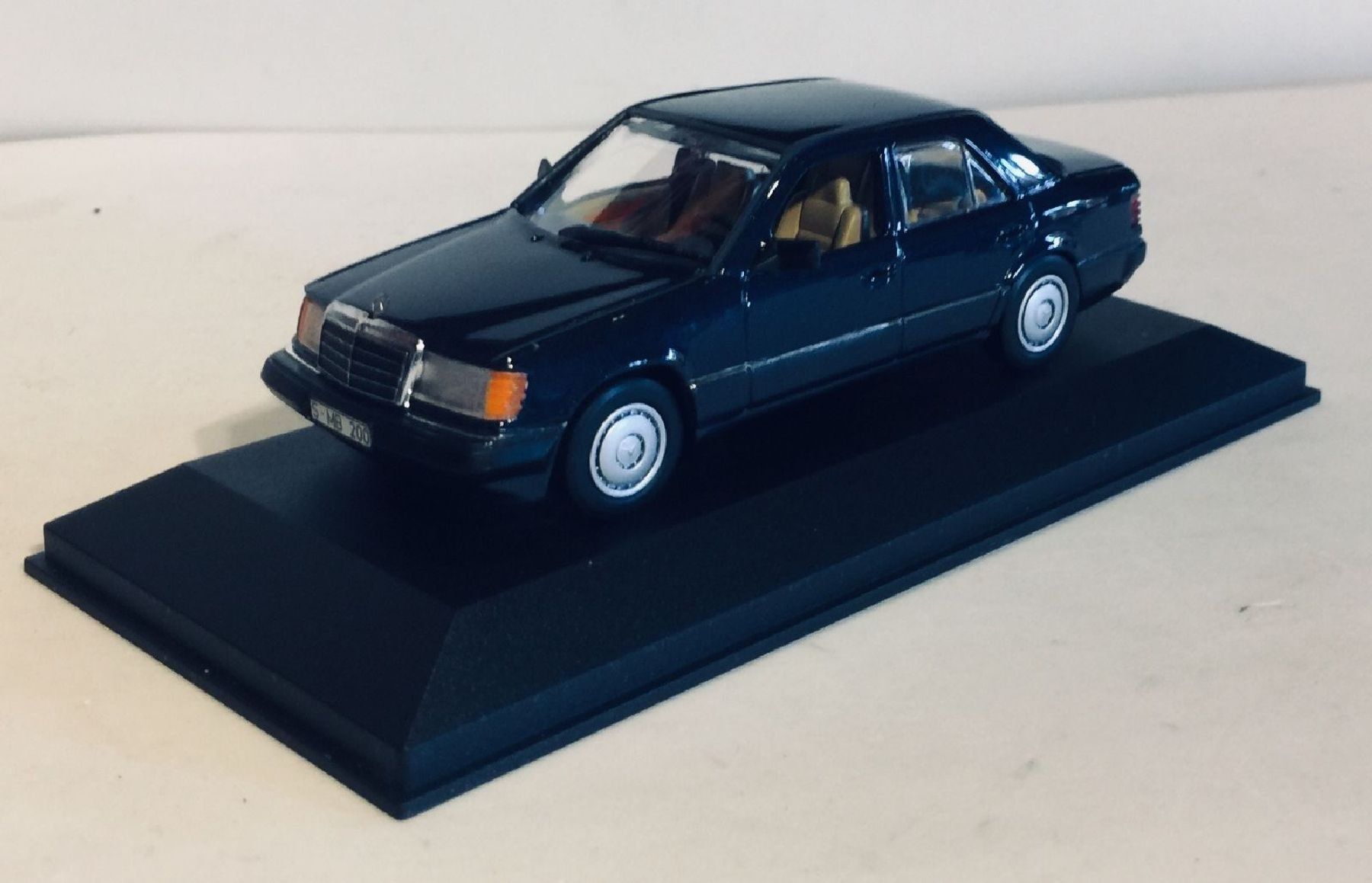 Minichamps Modellini d'auto: MINICHAMPS Mercedes-Benz 200E – Usato da Sonceboz-Sombeval venduto da Decolove 1