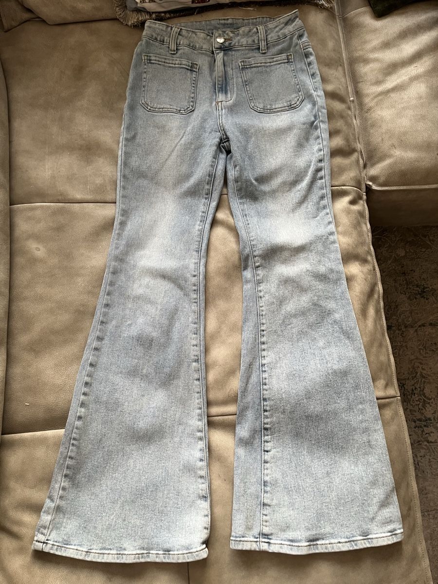 Jeans: Trendige Schlaghose Jeans in hellblau, Grösse M-L – Usato da Oberengstringen venduto da Baby_Fashion