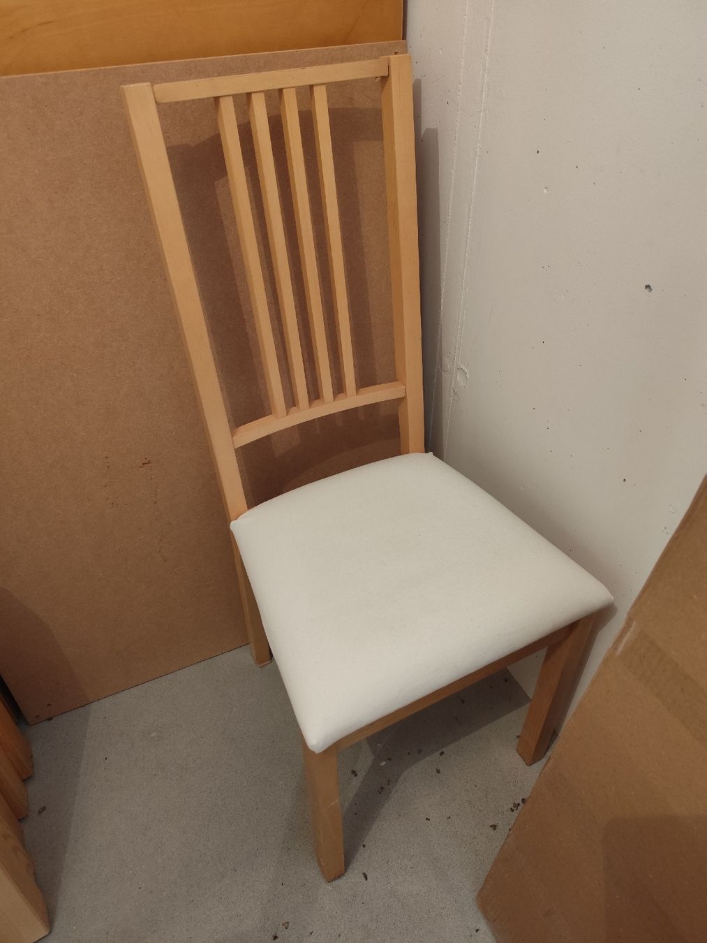 Set di tavolo e panche: Holztisch mit vier Stühlen – Usato da Einsiedeln venduto da RahanKappa 5