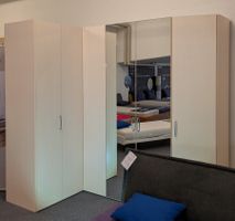 Eck-Kleiderschrank, neuwertig ab Ausstellung