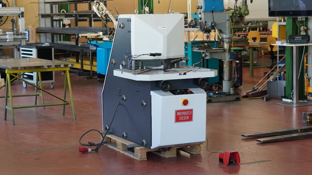 Alle Maschinen: Indumasch V204 Ausklinkmaschine mit Schnittwinkelverstellung – Gebraucht aus Rorschach von Enba_Solutions