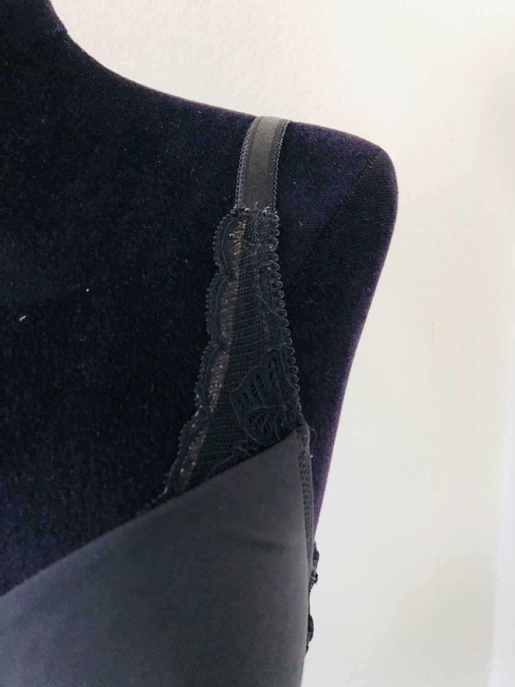 Triumph Altra biancheria intima: Schwarzer BH mit Spitze, Gr. 75C – Usato da Arlesheim venduto da OmnIa55 1