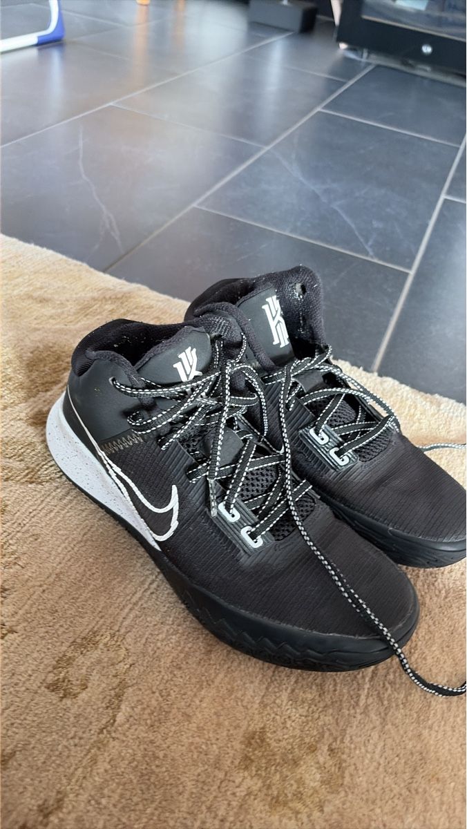 Nike Herrenschuhe: Nike Kyrie Flytrap Basketball Shoes  – Neu (gemäss Beschreibung) aus Freienbach von lin_5lbb