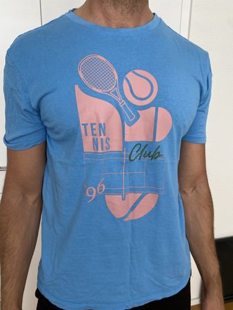 Tennis Club '96 T-Shirt Hellblau - Sportlich in den Sommer!